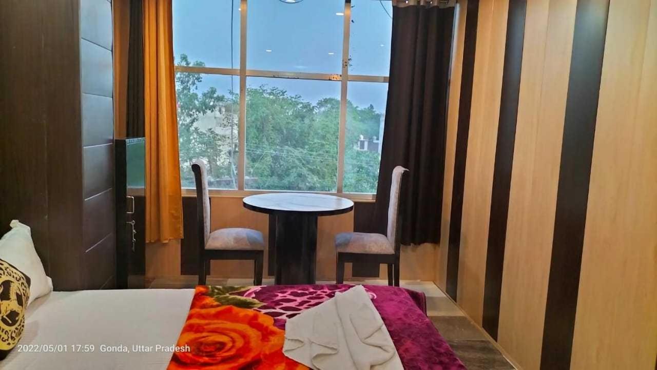 Oyo Mosaic Hotel And Restaurant Gonda Exterior photo